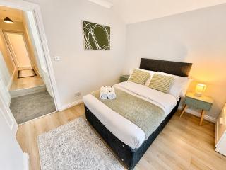 Spacious Four Bedroom Home Close to Beach and Town with Garden - Sleeps 8 - 7