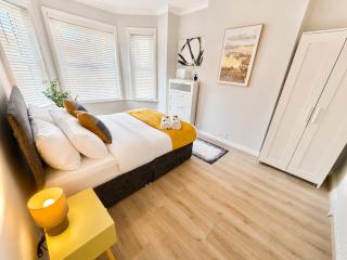 Spacious Four Bedroom Home Close to Beach and Town with Garden - Sleeps 8 - 9