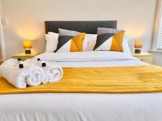 Spacious Four Bedroom Home Close to Beach and Town with Garden - Sleeps 8 - 2