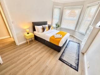 Spacious Four Bedroom Home Close to Beach and Town with Garden - Sleeps 8 - 4