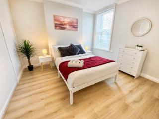 Spacious Four Bedroom Home Close to Beach and Town with Garden - Sleeps 8 - 8