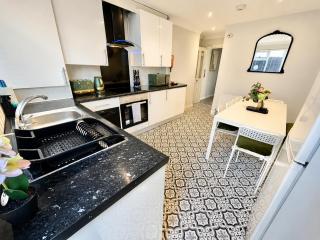 Spacious Four Bedroom Home Close to Beach and Town with Garden - Sleeps 8 - 5