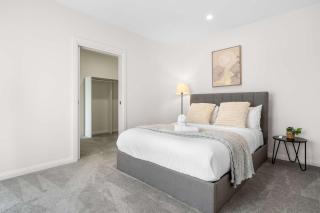 Spacious Luxury Retreat with Private Garden Box Hill - 6