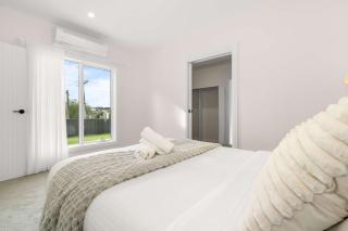 Spacious Luxury Retreat with Private Garden Box Hill - 4