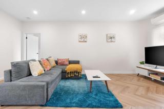 Spacious Luxury Retreat with Private Garden Box Hill - 9