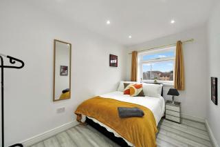 Belvedere 4-Bed Apt Sleeps 9 with Parking - 8