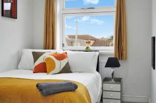 Belvedere 4-Bed Apt Sleeps 9 with Parking - 5