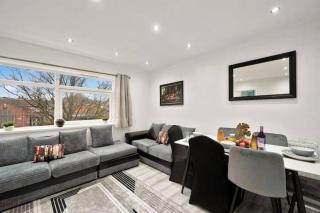 Belvedere 4-Bed Apt Sleeps 9 with Parking - 0