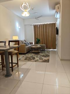 Luxury Suites Pari Chowk Expo Mart Jaypee Greens - 1