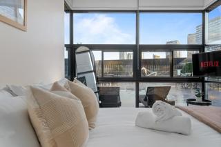 Docklands 3BR Waterfront Terrace - Pool, Spa, Gym & Free Parking - 3