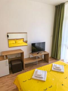 Aheloy apart - 1