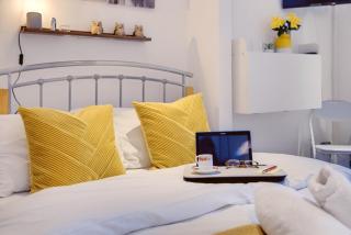 Bright & Cosy 1BR Studio Near Gatwick Airport WiFi - 8