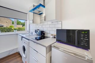 Bright & Cosy 1BR Studio Near Gatwick Airport WiFi - 6