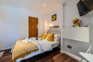 Bright & Cosy 1BR Studio Near Gatwick Airport WiFi - 5