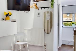 Bright & Cosy 1BR Studio Near Gatwick Airport WiFi - 3