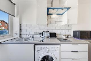 Bright & Cosy 1BR Studio Near Gatwick Airport WiFi - 1
