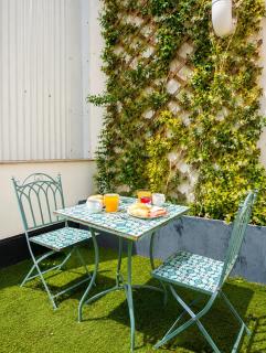 Far Home Suites - 2
