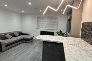 Under New Top Rated Management I Stylish 2BR Apartments I Central Hub I Free Parking I Work Ready Amenities - Peterborough - 7