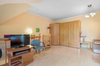 Two-Level Apartment with Parking Near Downtown by Noclegi Renters - 8