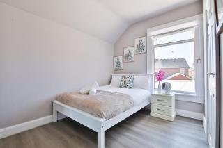 Sleek & Sunlit 1-Bed Apartment in Cardiff - 0