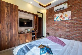 SaffronStays Tikrola Retreat, 2BR Stay with Mountain Views - 7