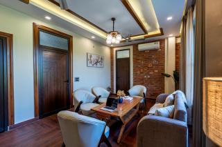 SaffronStays Tikrola Retreat, 2BR Stay with Mountain Views - 2