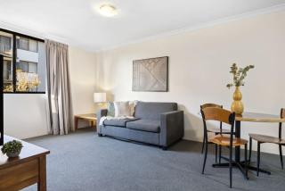 Leafy South Perth 1BR Apartment Walk to River & Ferry - 4