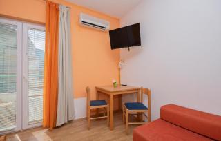 Beautiful Apartment In Makarska With Wifi - 2