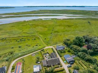 Holiday Home With Beautiful Views, Wilderness Bath And Activity Room - 0