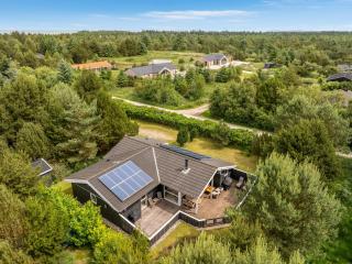Modern Holiday Home With Large Enclosed Terrace - 0