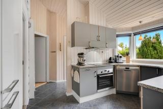 Modern Holiday Home With Large Enclosed Terrace - 1