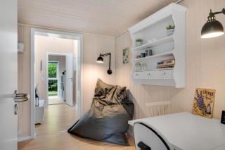 Modern Holiday Home With Large Enclosed Terrace In Quiet Surroundings - 6