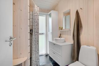 Modern Holiday Home With Large Enclosed Terrace In Quiet Surroundings - 5
