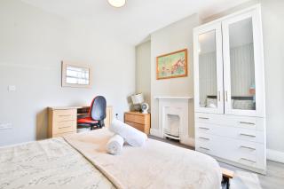 Modern Birchgrove 2BR Apartment Near City Centre - 3