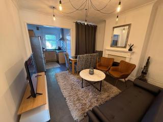 3BR House Near Doncaster Royal Infirmary - Sleeps 9, Free WiFi - 0