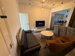 3BR House Near Doncaster Royal Infirmary - Sleeps 9, Free WiFi - 3