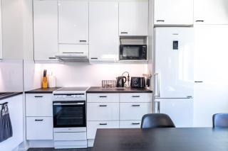 Modern Arctic Home - Free Parking and Fast Wifi - 9