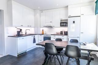 Modern Arctic Home - Free Parking and Fast Wifi - 1