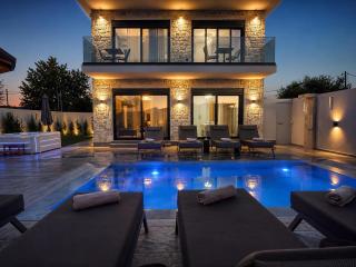 Amfi Luxury Villa 4BR with Private Pool by Villa Mana Gers - 4