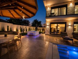 Amfi Luxury Villa 4BR with Private Pool by Villa Mana Gers - 3