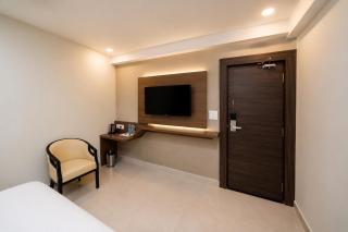 Hotel BRK Premium Near Medicover - Healthcity - Care - Apollo - LV prasad Hospital - 4