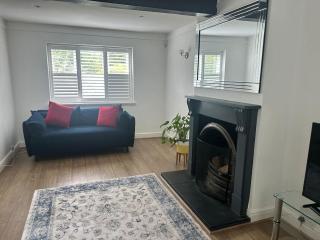 Charming Woodland Cottage Retreat Nr Cobham Sleeps 5 - 1