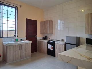 2BR in DAR near beach quiet, parking, wifi apt 5 - 8