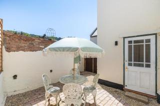 The Sidmouth Escape, Stylish Coastal Stay for 6 - 9