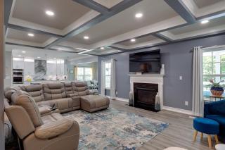 Private Deck & Shared Pool: Townsend Apartment - 7