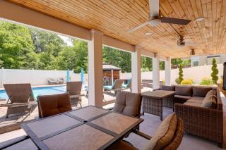 Private Deck & Shared Pool: Townsend Apartment - 6
