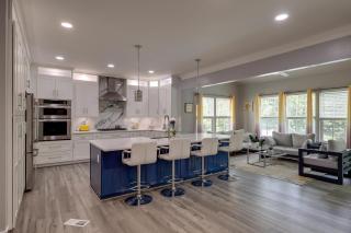Private Deck & Shared Pool: Townsend Apartment - 2