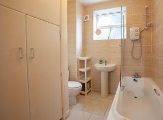 2BDR Sandymount Apartment Near Beach and DART - 5