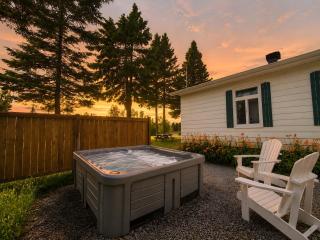 WOW Chalet Boho - Charlevoix Spa Firepit and BBQ - 0