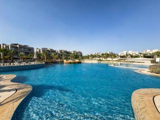 Poolside 2BR Chalet at Einbay Resort Steps from the Water - 2